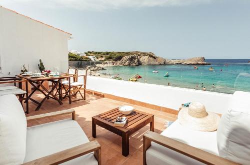 ein Wohnzimmer mit Blick auf den Strand in der Unterkunft Apartamento Las Golondrinas Arenal - Adults Only in Arenal d'en Castell