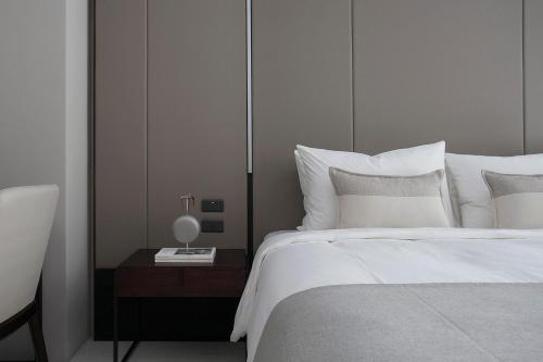 Una cama o camas en una habitación de Manho Hotel