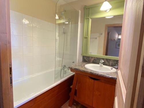 ein Badezimmer mit Waschbecken, Dusche und Spiegel in der Unterkunft Arc 1950 - Résidence Hameau du Glacier in Bourg-Saint-Maurice