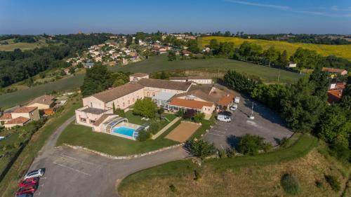 Bazén v ubytování Logis Hôtel - Auberge du Pastel - Hôtel 3 étoiles et Restaurant nebo v jeho okolí