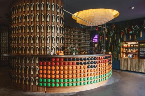 eine Bar mit einer Wand aus Weinflaschen in der Unterkunft Superbude Hamburg Altona in Hamburg