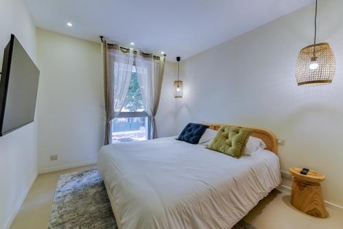 une chambre avec un lit et une fenêtre dans l'établissement Beautiful apartment 7P City Center Beach 250m, à Antibes