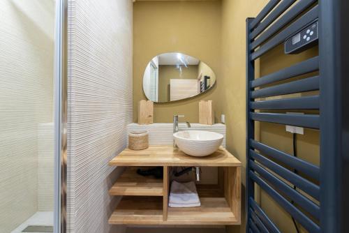 une salle de bain avec un lavabo et un miroir dans l'établissement Beautiful apartment 7P City Center Beach 250m, à Antibes