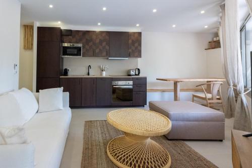 un salon avec un canapé blanc et une table dans l'établissement Beautiful apartment 7P City Center Beach 250m, à Antibes