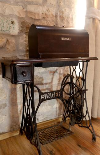 a sewing machine on a stand in a room at Villa Carrara in Trogir