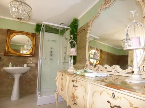 ein Badezimmer mit einem großen Spiegel und einem Waschbecken in der Unterkunft Relais dei Mori Home Palermo in Casteldaccia