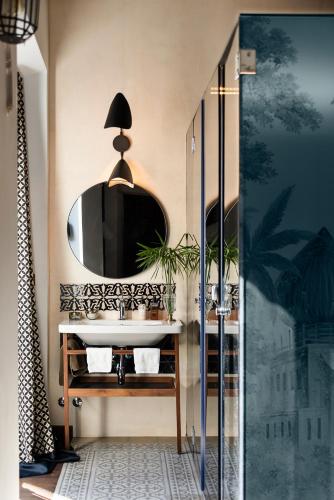 a bathroom with a sink and a mirror at Pájaro Rebelde in Seville