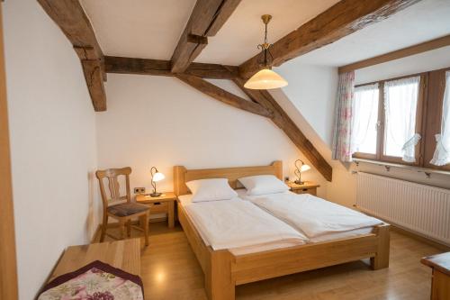 1 dormitorio con 1 cama, 1 mesa y 1 silla en Der Adler en Lauchringen