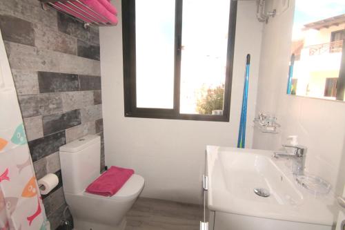 卡門港的住宿－Jazmin, Los Dises，一间带卫生间、水槽和窗户的浴室