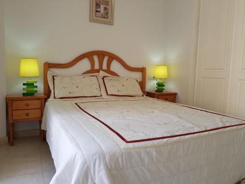una camera con un letto bianco con due lampade sui tavoli di Puerto Marina top floor Los Alcazares a Los Alcázares