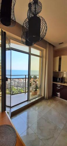 New apartments in Arcadia sea view في أوديسا: غرفة معيشة مع نافذة كبيرة مطلة على المحيط