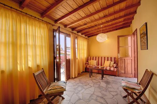 Puerto的住宿－Maisonette Tazacorte，客厅配有两把椅子和一张桌子