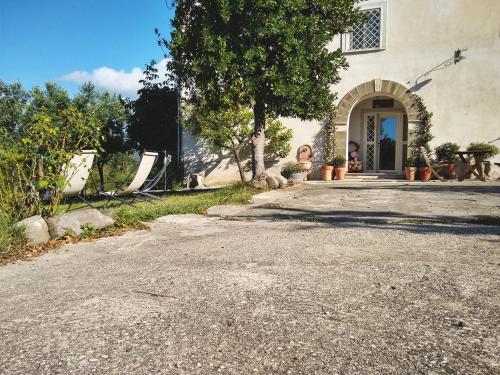an empty driveway in front of a house at Le Piracante in Caiazzo