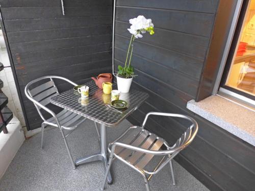 einen kleinen Tisch und Stühle auf einer Terrasse in der Unterkunft Apartment Cransalpin-4 by Interhome in Vermala
