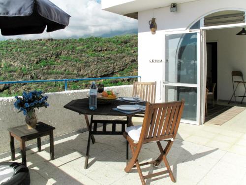 un tavolo e sedie su un patio con vista di Apartment Las Cuevecitas - CND110 by Interhome a Icoro