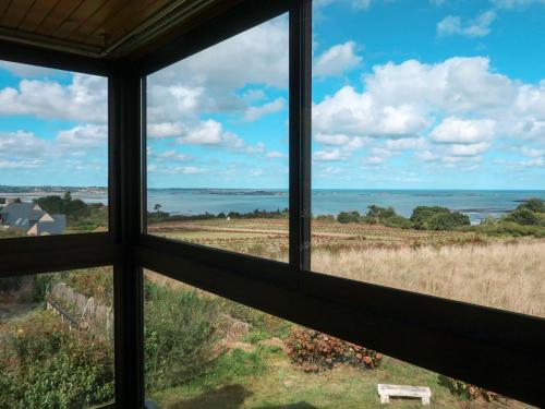 PlouézecにあるHoliday Home Ti Loïk - PZC101 by Interhomeの窓から水辺の景色を望めます。