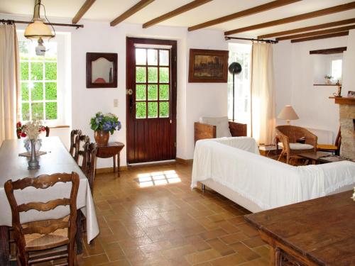 un salon avec un canapé et une table dans l'établissement Holiday Home Les Sapins by Interhome, à Morgat