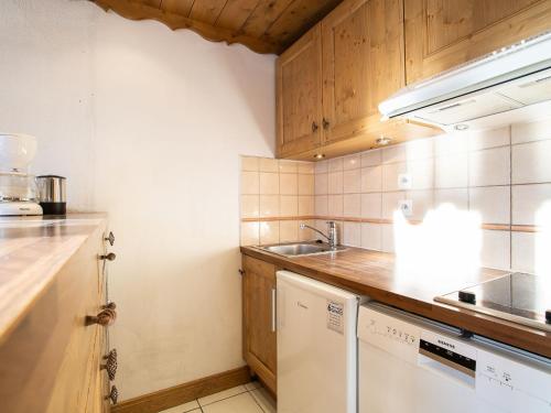 Il comprend une petite cuisine équipée d'un évier et d'un lave-vaisselle. dans l'établissement Apartment Névés 20 by Interhome, à Val Thorens