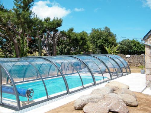 uma piscina com uma ponte de vidro sobre ela em Holiday Home Gîte Triskell - PML101 by Interhome em Ploumilliau