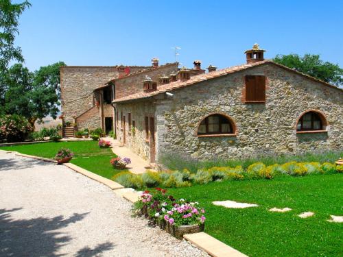 uma casa de pedra com um quintal com flores em frente em Holiday Home San Lorenzo-1 by Interhome em La Cava