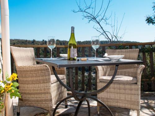 - une table avec une bouteille de vin et deux verres dans l'établissement Holiday Home Mimosas by Interhome, à Vence