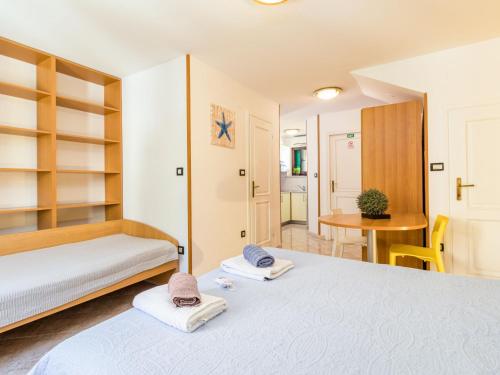 Schlafzimmer mit einem Bett, einem Schreibtisch und einem Tisch in der Unterkunft Apartment Antonella & Napoletano-1 by Interhome in Umag