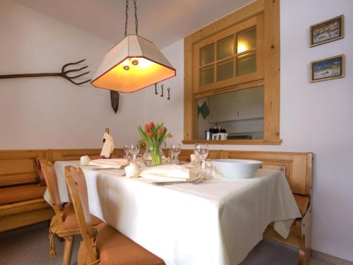 ズルレイにあるリナリアの白いテーブルクロスと照明器具付きのテーブル