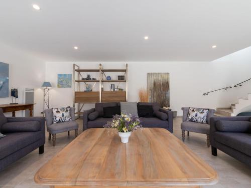 - un salon avec une table en bois et des canapés dans l'établissement Holiday Home La Machotte by Interhome, à Valréas