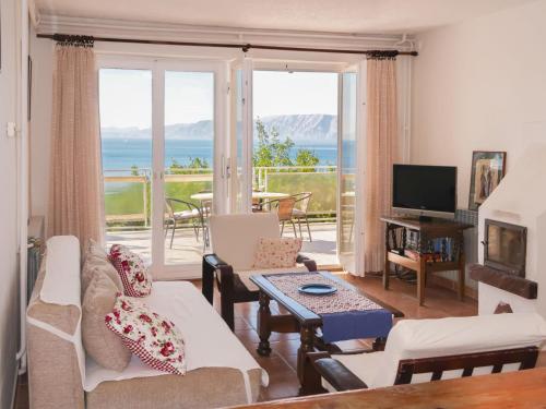uma sala de estar com vista para o oceano em Apartment Starčević - NOV311 by Interhome em Novi Vinodolski