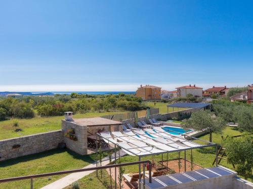 einen Luftblick auf eine Villa mit einem Pool in der Unterkunft Holiday Home Debora by Interhome in Vodnjan