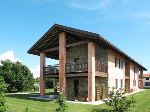 un edificio con un balcón en el lateral. en Holiday Home Domus Magna-4 by Interhome, en Povoletto