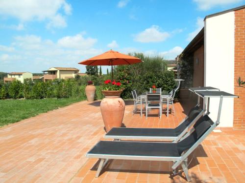 une terrasse avec un parasol, une table et des chaises dans l'établissement Holiday Home Casa San Martino by Interhome, à San Donato in Poggio