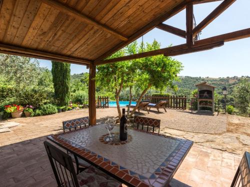 un patio con mesa, sillas y piscina en Holiday Home Bardi I by Interhome, en Polveraia