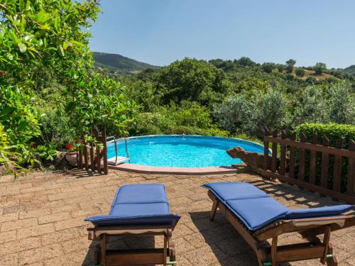 een zwembad met 2 stoelen en een bank bij Holiday Home Bardi I by Interhome in Polveraia