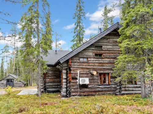 薩拉的住宿－Holiday Home Örtsylä b by Interhome，树林中的小木屋