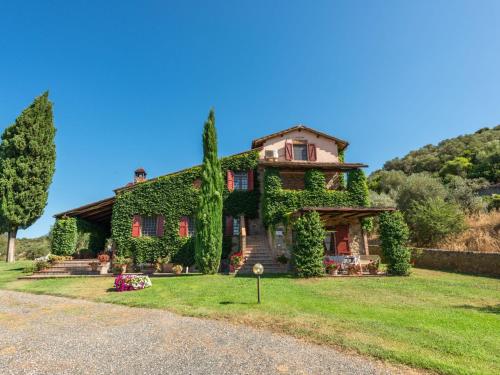 a house covered in ivy on the side of a road at Apartment Edera by Interhome in Campagnatico