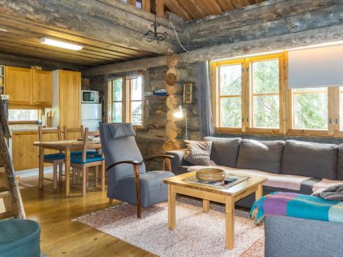 ein Wohnzimmer mit Sofa und Tisch in der Unterkunft Holiday Home Ukkohermanni by Interhome in Luosto