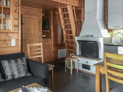 TV a/nebo společenská místnost v ubytování Holiday Home Lomaylläs b26 -palovaarankaarre 8 a by Interhome