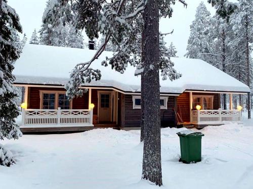 ユッラスヤルヴィにあるHoliday Home Ylläsriekko - itätupa by Interhomeの緑のゴミ箱付きの雪の中のログキャビン