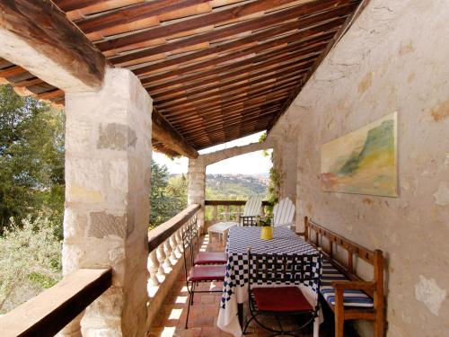 un patio avec une table et des chaises sur un balcon dans l'établissement Apartment Verveine by Interhome, à Vence