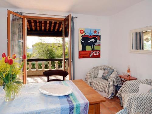 un salon avec une table et une chaise dans l'établissement Apartment Verveine by Interhome, à Vence