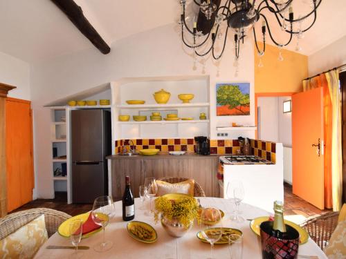 une cuisine avec une table avec des verres à vin dessus dans l'établissement Apartment Orange by Interhome, à Vence