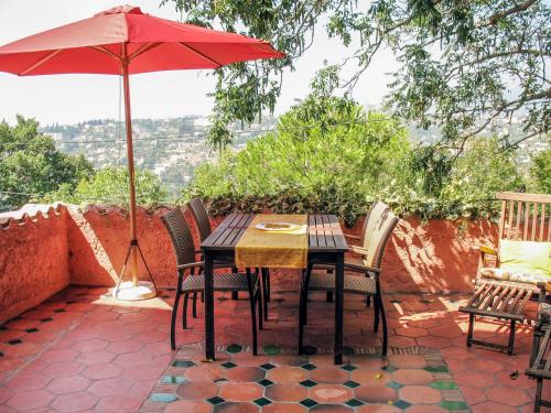 une table et des chaises avec un parasol sur une terrasse dans l'établissement Apartment Lavande by Interhome, à Vence
