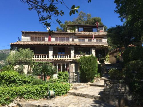 une vieille maison sur le flanc d'une montagne dans l'établissement Apartment Villa Vivendi - VEN109 by Interhome, à Vence