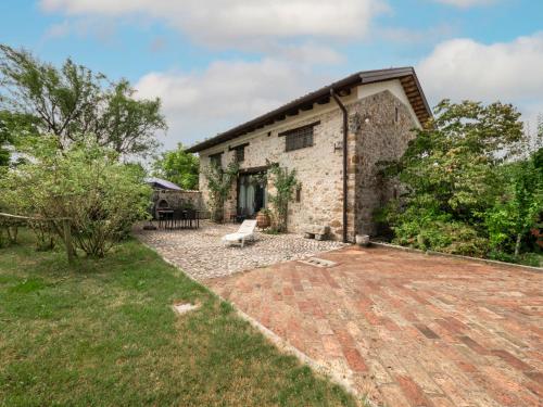 Elle offre une vue sur l'extérieur d'une maison en pierre dotée d'une terrasse. dans l'établissement Holiday Home Domus Magna-2 by Interhome, à Povoletto