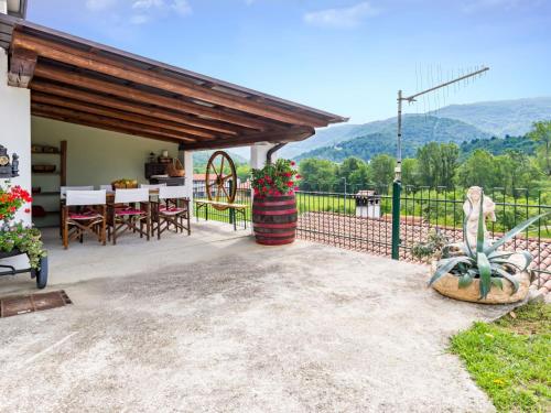 eine Terrasse mit einem Tisch, Stühlen und einem Zaun in der Unterkunft Holiday Home Casa Amica by Interhome in Scrutto