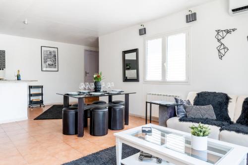 un salon avec un canapé et une table dans l'établissement Le Grand Thao, à Fréjus