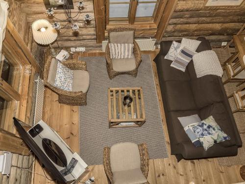 - une vue de tête sur un salon dans une cabane en rondins dans l'établissement Holiday Home Tunturitorppa by Interhome, à Äkäslompolo