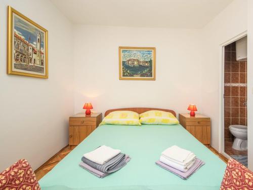 ein Schlafzimmer mit einem Bett mit Handtüchern darauf in der Unterkunft Apartment Jelka-1 by Interhome in Trstenik