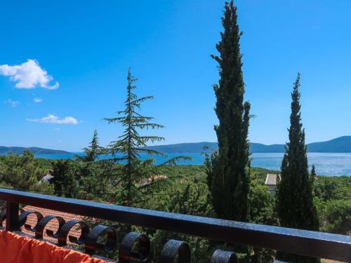 - une vue sur l'océan depuis le balcon d'une maison dans l'établissement Apartment Dilly - KRK117 by Interhome, à Pinezići